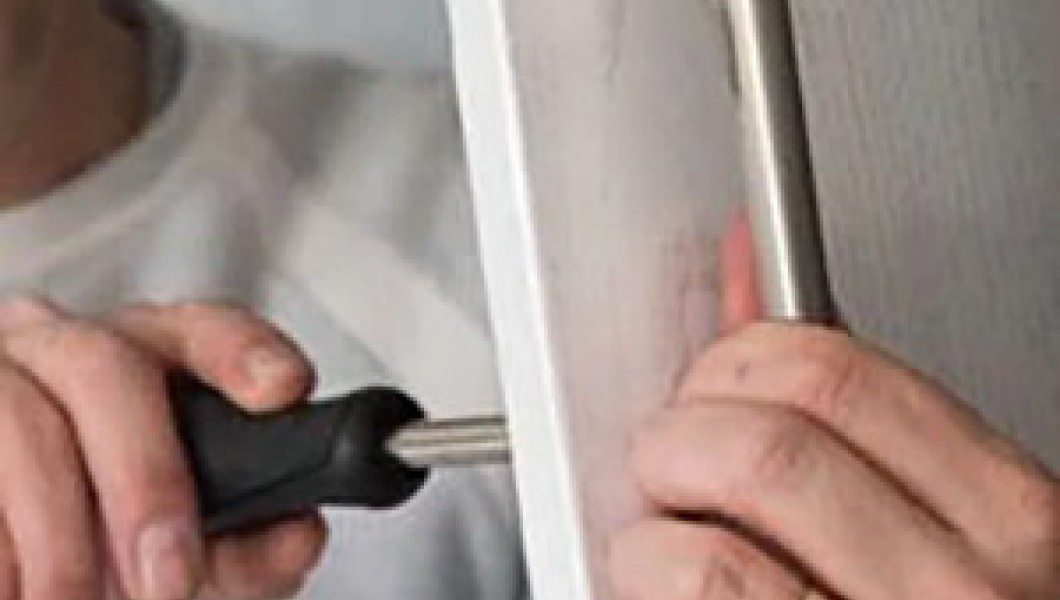 Restaurari cu ajutorul autocolantului pentru mobila